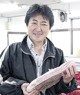 “自慢の肉”を手にする幸太郎さん