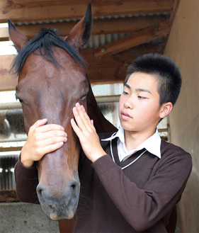 愛馬と「対話」する瀬川さん