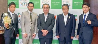 左から谷口選手、中屋会長、石森市長、安間英潮教育長、佐々木選手＝ジム提供