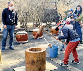 杵と臼で餅つきを体験＝主催者提供