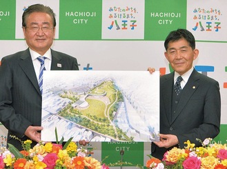 浮穴代表(右)と石森市長＝市提供