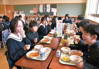 パイナップルを味わう第五中の１年生たち