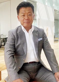 代表を務める（株）内野製作所（戸吹町）でインタビューに答える、やまゆりセンターの内野理事長