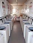 洗濯機と乾燥機が並ぶコンテナ内部