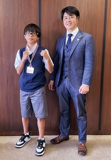 今大会のメダルをかける中里さん（左）と指導者の青木さん