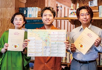 作成に関わったメンバー（中央が広田さん）。マップは町田市役所などで配布するほか、ホームページから見ることも可能