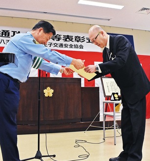 賞状を受け取る八王子交通事業の後藤さん（右）