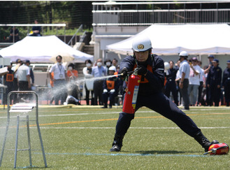 日頃の訓練の成果を披露した ＝同署提供