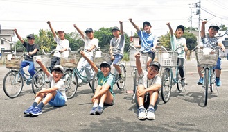 全国大会に向け、自転車走行の実技練習に励む楢原小の児童ら