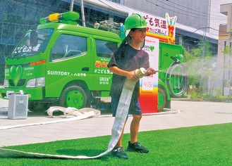 「熱中症防車」で散水体験