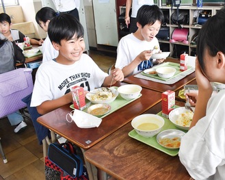 フランスにちなんだ給食を味わう児童ら