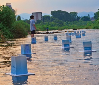 夕暮れ時の浅川に５００個のとうろうが流された