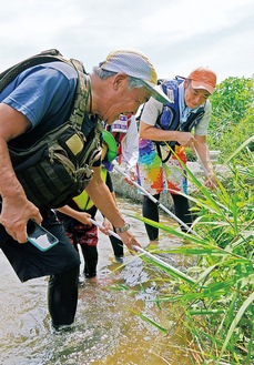 浅瀬を「がさがさ」する中本さん