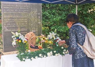 慰霊碑に献花する黒柳会長