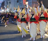 商店街を流し踊り