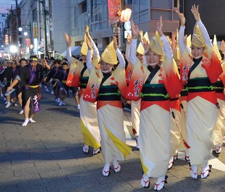 踊り手が商店街を練り歩く（昨年）