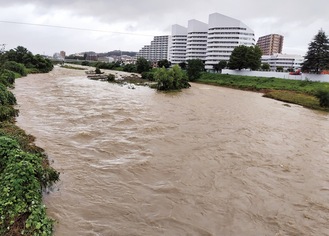 増水し波打つ浅川 ＝８月30日撮影