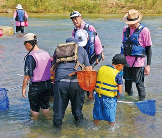 浅川で川遊びを楽しむ八栄寮の子どもたち