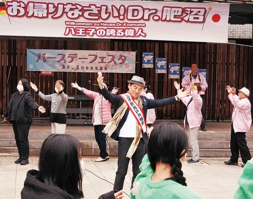 歌や踊りで盛り上がる会場（昨年）