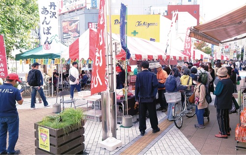 出店ブースが並び人が賑わう西放射線ユーロード（昨年の様子）