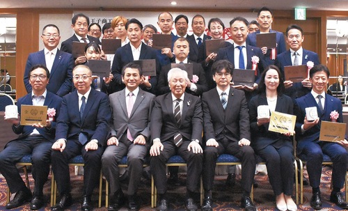 初宿市長（前列中央左）、樫崎会頭（前列中央）、鈴木議長（前列中央右）と受賞店の代表者ら