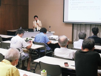 講座のひとつ「理系英語入門」の教室風景＝市学園都市文化課提供