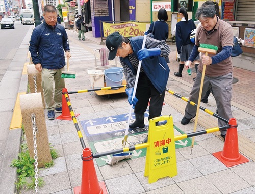 人通りが多いため素早く清掃を行った