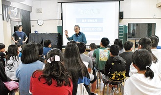 児童に語りかける古瀬理事長（中央）