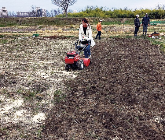 耕作機で土を耕す参加者＝はちぷろ提供