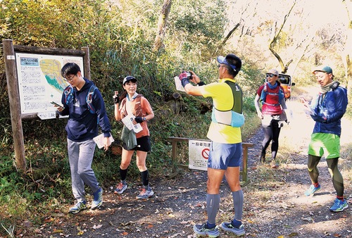 ポイントで撮影する参加者ら