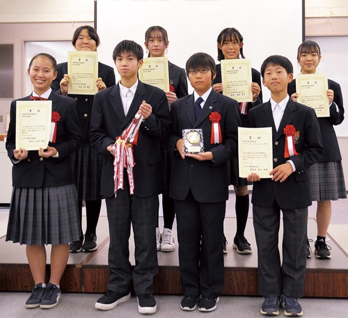 賞状などを手にする入賞者（前列左から２人目が長尾さん）