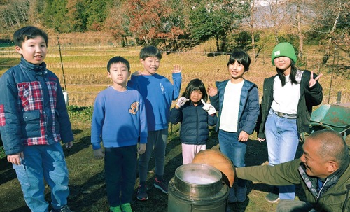 新米の炊き上がりを喜ぶ上川口小の児童ら