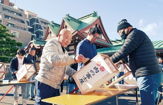 冬晴れのもとで張替え作業が行われた