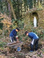 池の土、全部掘る