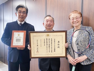 市長応接室を訪れた（右から）竹内理事長、久保田会長、八王子市スポーツ協会の鈴木副会長