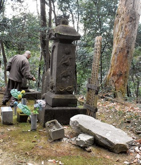 北条氏照の供養塔（中央）と倒れた中山家範の墓石（右）