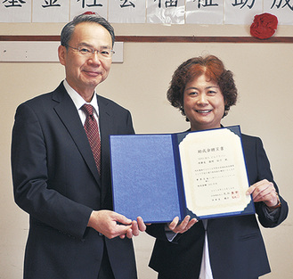 丸紅基金の江川事務局長（左）と篠崎理事長