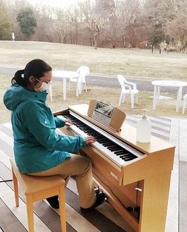 「ストリートピアノ」を楽しむ来園者