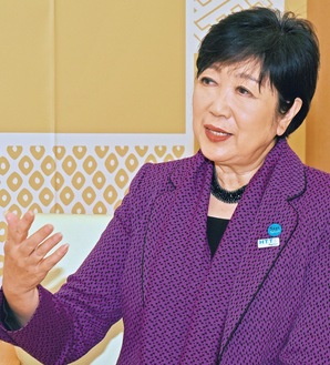 １年を振り返り、新年への思いを語る小池都知事