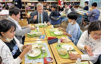 児童らとアイスランド料理の給食を食べる大使