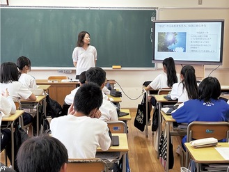 教壇で気温の仕組みなどを話す平山准教授