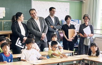 授業を見学するアンナーブ大使（右）と大使館職員ら