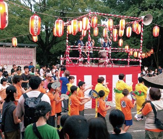 大勢の人で盛り上がる盆踊り会場＝昨年