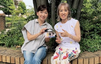 完成したCDを持つ山崎さん（左）とShifoさん