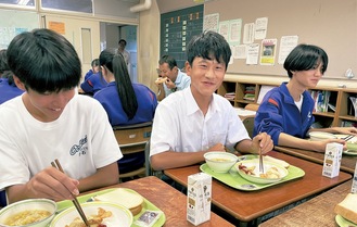 クラスメイトと給食を楽しむ川口さん（中央）