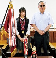 矢島さん 競技かるた優勝