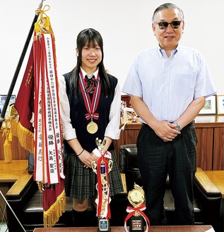 競技かるた高校大会で２連覇を果たした矢島さん（左）と阿部市長