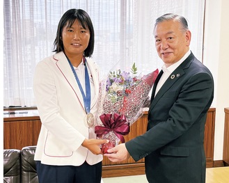 阿部市長から花束を受け取る吉岡さん（左）