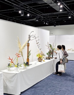 多摩市華道連盟による「いけ花展」