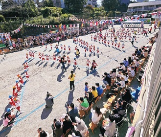 保護者の目の前でおゆうぎを披露する園児